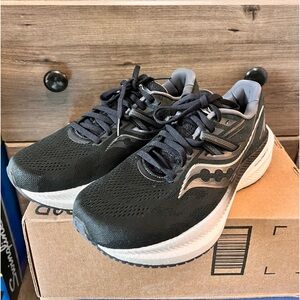 Saucony Women's Triumph 20 Running Shoe New size 9.5